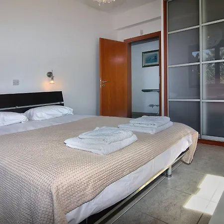 Villa Incredible Large In Paphos Sleeps 14 Children Pool, Jacuzzi, Huge Garden