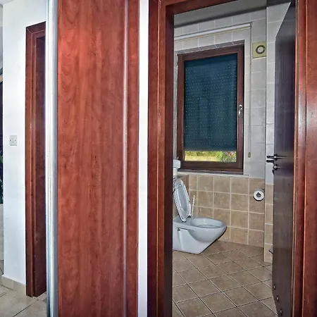 Incredible Large In Paphos Sleeps 14 Children Pool, Jacuzzi, Huge Garden