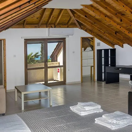 Villa Incredible Large In Paphos Sleeps 14 Children Pool, Jacuzzi, Huge Garden *