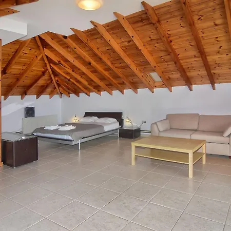 Incredible Large In Paphos Sleeps 14 Children Pool, Jacuzzi, Huge Garden * Polis