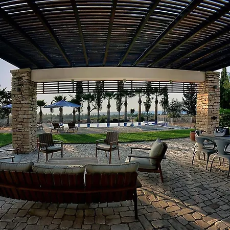 Incredible Large In Paphos Sleeps 14 Children Pool, Jacuzzi, Huge Garden Villa Polis
