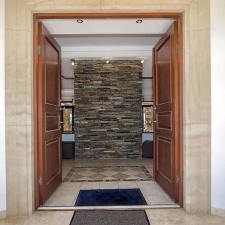 Incredible Large In Paphos Sleeps 14 Children Pool, Jacuzzi, Huge Garden