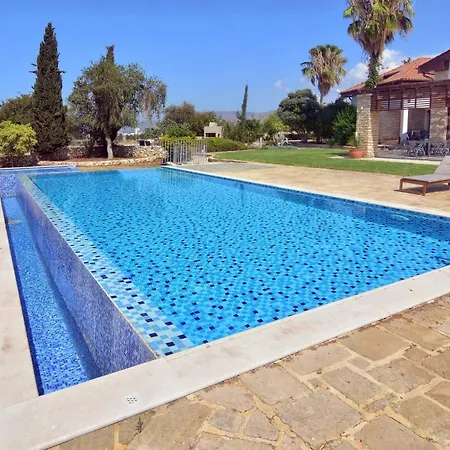 Villa Incredible Large In Paphos Sleeps 14 Children Pool, Jacuzzi, Huge Garden *