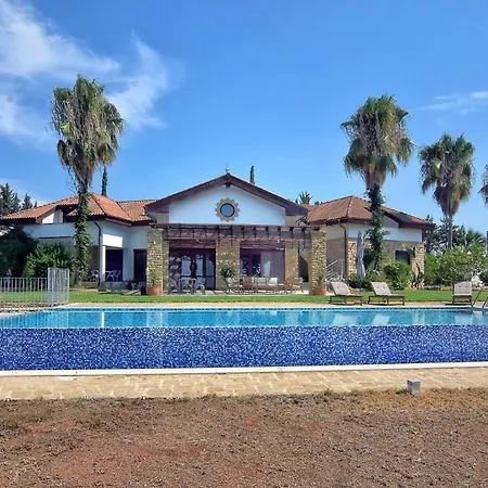 Incredible Large In Paphos Sleeps 14 Children Pool, Jacuzzi, Huge Garden Polis