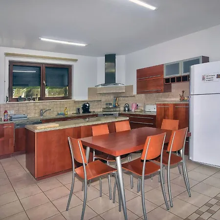 Incredible Large In Paphos Sleeps 14 Children Pool, Jacuzzi, Huge Garden