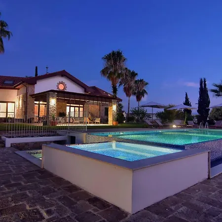 Incredible Large In Paphos Sleeps 14 Children Pool, Jacuzzi, Huge Garden Villa *
