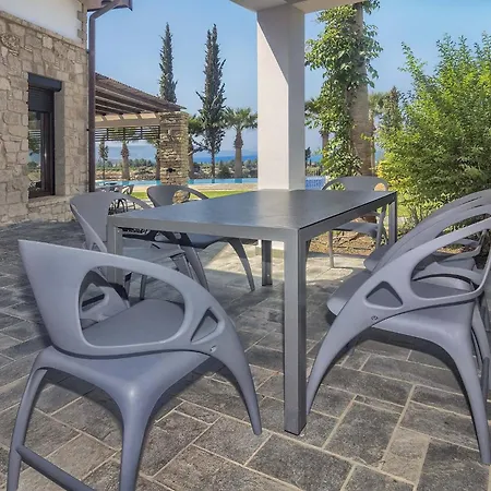 Incredible Large In Paphos Sleeps 14 Children Pool, Jacuzzi, Huge Garden Villa *