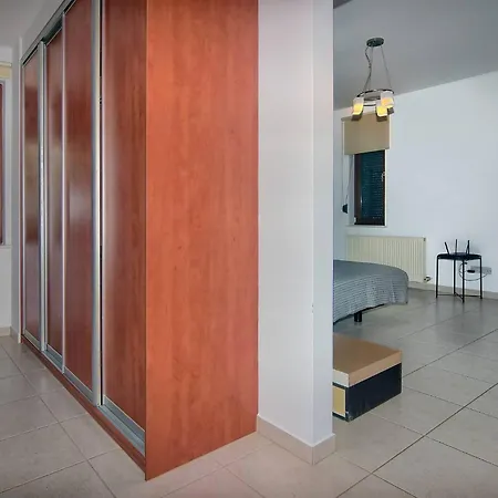 Incredible Large In Paphos Sleeps 14 Children Pool, Jacuzzi, Huge Garden Полис