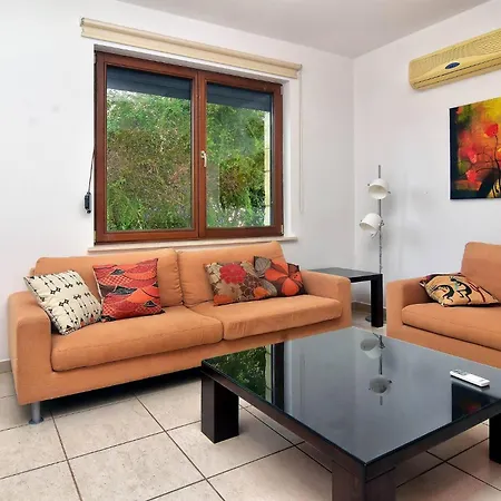 Incredible Large In Paphos Sleeps 14 Children Pool, Jacuzzi, Huge Garden Villa *