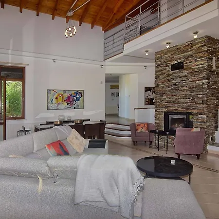 Incredible Large In Paphos Sleeps 14 Children Pool, Jacuzzi, Huge Garden *