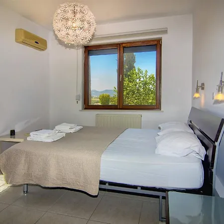 Incredible Large In Paphos Sleeps 14 Children Pool, Jacuzzi, Huge Garden Polis