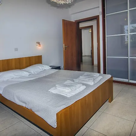 Вилла Incredible Large In Paphos Sleeps 14 Children Pool, Jacuzzi, Huge Garden