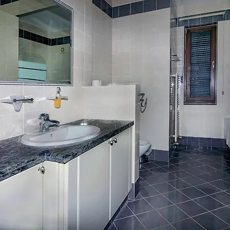 Incredible Large In Paphos Sleeps 14 Children Pool, Jacuzzi, Huge Garden *