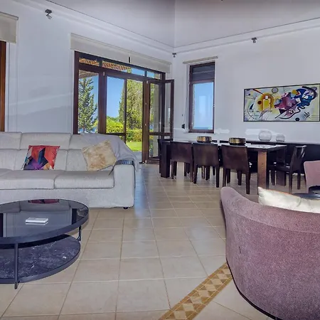 Incredible Large In Paphos Sleeps 14 Children Pool, Jacuzzi, Huge Garden * Полис