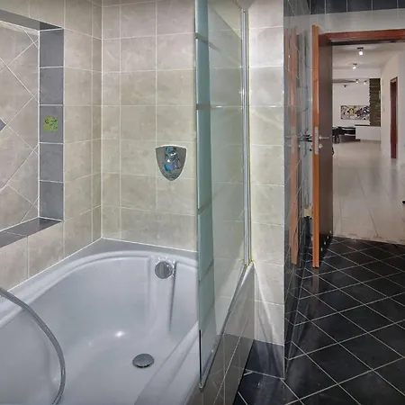 Incredible Large In Paphos Sleeps 14 Children Pool, Jacuzzi, Huge Garden Вилла *