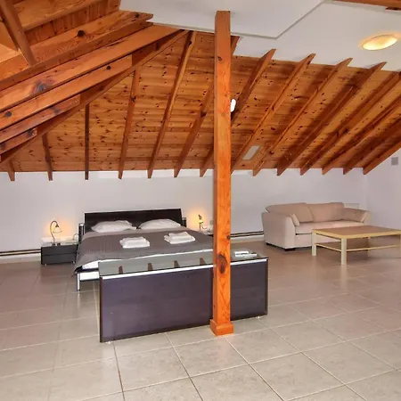 Вилла Incredible Large In Paphos Sleeps 14 Children Pool, Jacuzzi, Huge Garden Полис