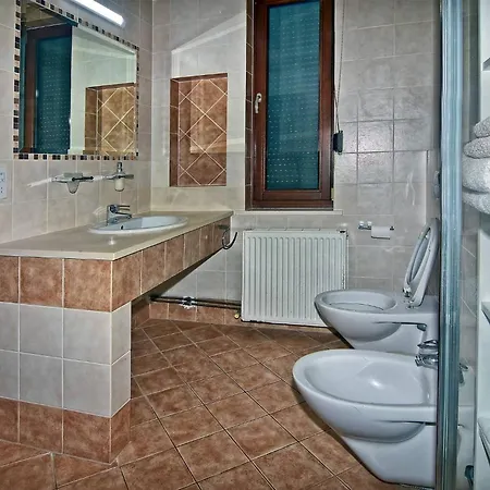 Incredible Large In Paphos Sleeps 14 Children Pool, Jacuzzi, Huge Garden Polis