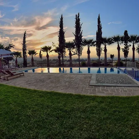 Incredible Large In Paphos Sleeps 14 Children Pool, Jacuzzi, Huge Garden Полис