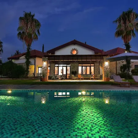 Incredible Large In Paphos Sleeps 14 Children Pool, Jacuzzi, Huge Garden Villa *