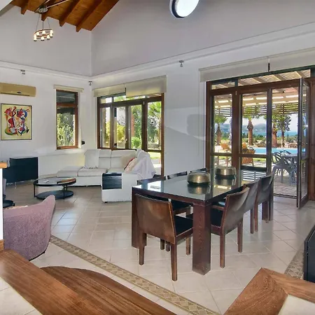 Villa Incredible Large In Paphos Sleeps 14 Children Pool, Jacuzzi, Huge Garden *