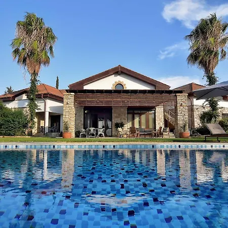 Вилла Incredible Large In Paphos Sleeps 14 Children Pool, Jacuzzi, Huge Garden *
