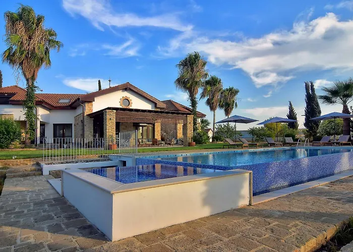 Incredible Large In Paphos Sleeps 14 Children Pool, Jacuzzi, Huge Garden