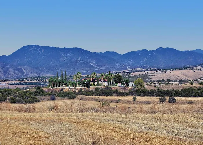 Incredible Large In Paphos Sleeps 14 Children Pool, Jacuzzi, Huge Garden Vila