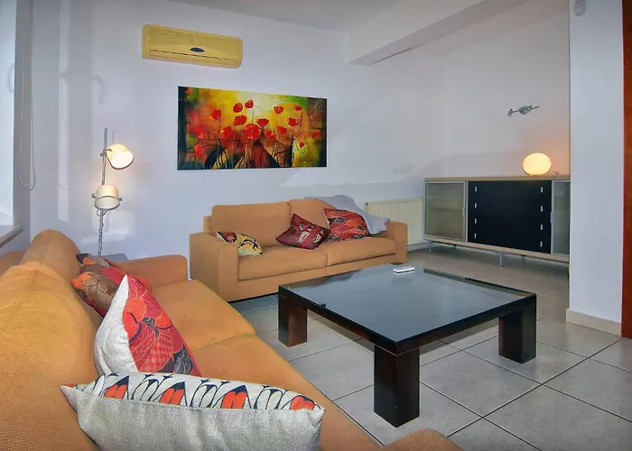 Vila Incredible Large In Paphos Sleeps 14 Children Pool, Jacuzzi, Huge Garden *