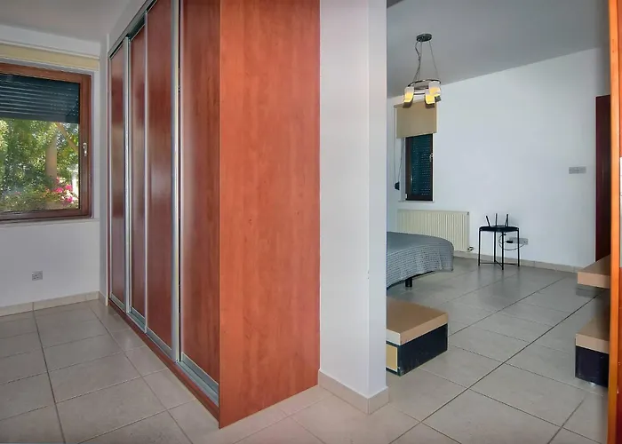 Incredible Large In Paphos Sleeps 14 Children Pool, Jacuzzi, Huge Garden Polis