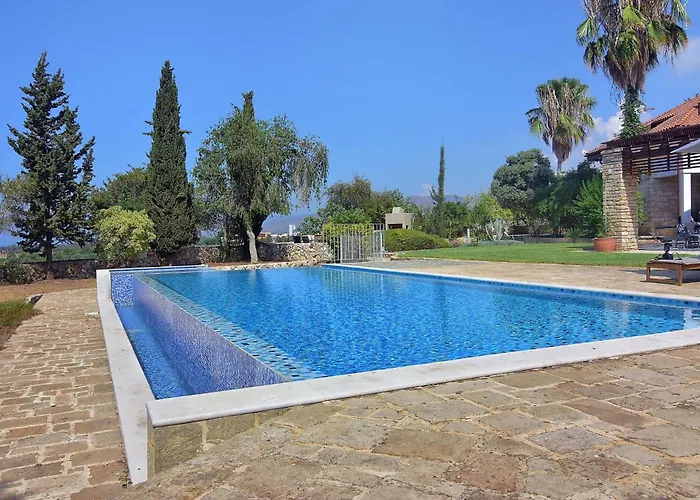 Incredible Large In Paphos Sleeps 14 Children Pool, Jacuzzi, Huge Garden * Polis