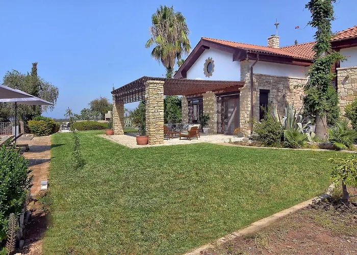 Incredible Large In Paphos Sleeps 14 Children Pool, Jacuzzi, Huge Garden