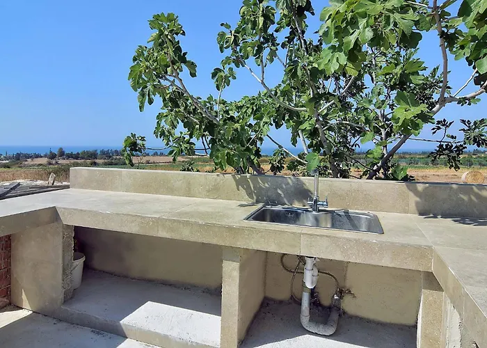 Incredible Large In Paphos Sleeps 14 Children Pool, Jacuzzi, Huge Garden Vila