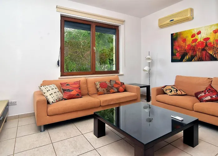 Incredible Large In Paphos Sleeps 14 Children Pool, Jacuzzi, Huge Garden Vila *