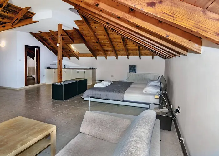 Incredible Large In Paphos Sleeps 14 Children Pool, Jacuzzi, Huge Garden Vila Polis