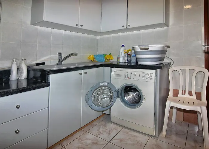 Vila Incredible Large In Paphos Sleeps 14 Children Pool, Jacuzzi, Huge Garden Polis