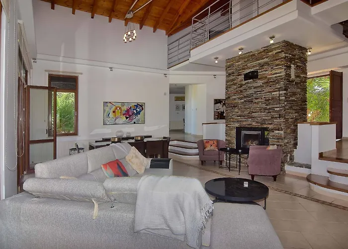 Incredible Large In Paphos Sleeps 14 Children Pool, Jacuzzi, Huge Garden *