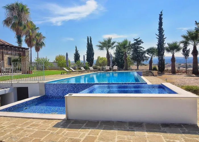 Incredible Large In Paphos Sleeps 14 Children Pool, Jacuzzi, Huge Garden Polis