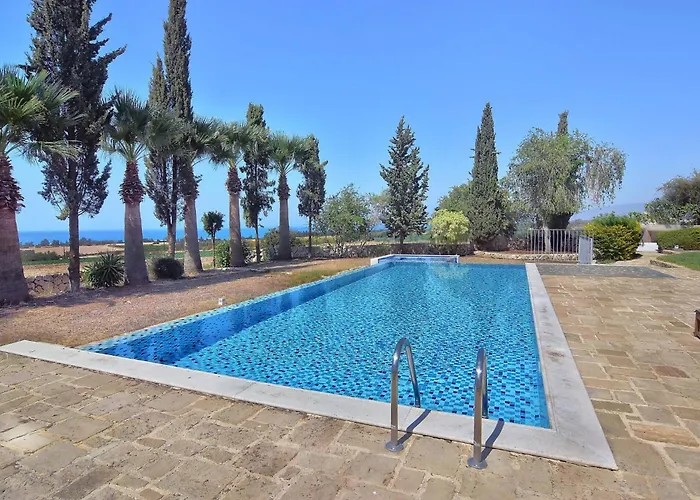 Incredible Large In Paphos Sleeps 14 Children Pool, Jacuzzi, Huge Garden Vila
