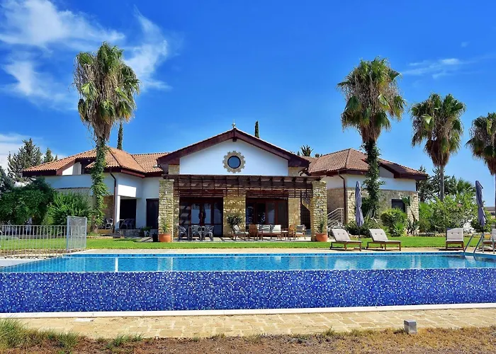 Incredible Large In Paphos Sleeps 14 Children Pool, Jacuzzi, Huge Garden Vila *