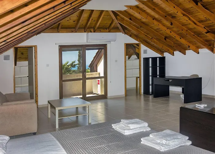 Vila Incredible Large In Paphos Sleeps 14 Children Pool, Jacuzzi, Huge Garden *