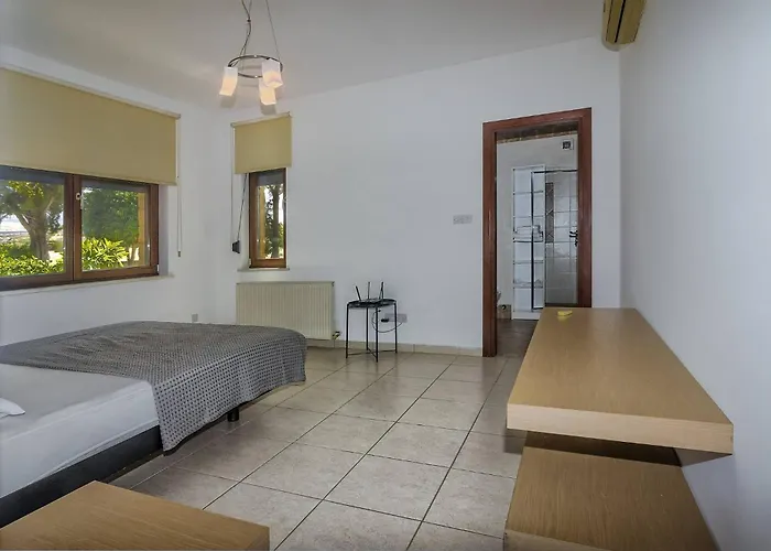 Incredible Large In Paphos Sleeps 14 Children Pool, Jacuzzi, Huge Garden Vila Polis