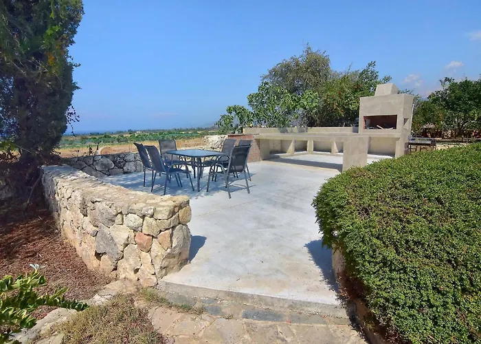 Incredible Large In Paphos Sleeps 14 Children Pool, Jacuzzi, Huge Garden *