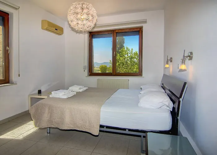 Incredible Large In Paphos Sleeps 14 Children Pool, Jacuzzi, Huge Garden Polis