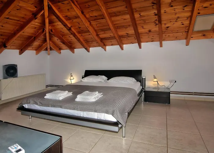 Incredible Large In Paphos Sleeps 14 Children Pool, Jacuzzi, Huge Garden Vila