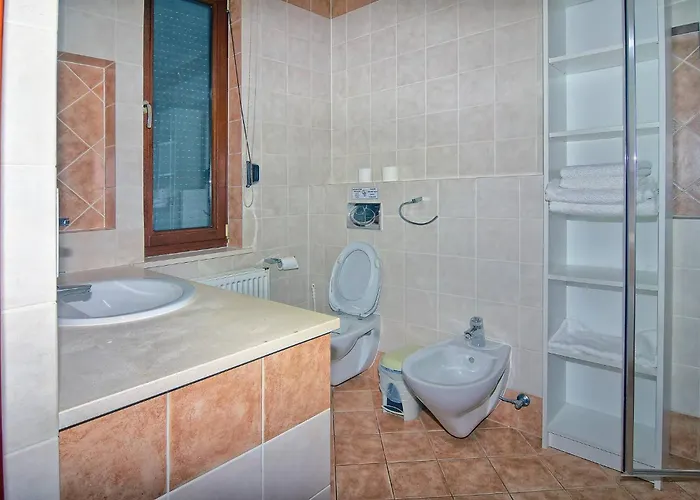 Vila Incredible Large In Paphos Sleeps 14 Children Pool, Jacuzzi, Huge Garden *