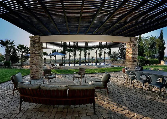 Incredible Large In Paphos Sleeps 14 Children Pool, Jacuzzi, Huge Garden Vila Polis