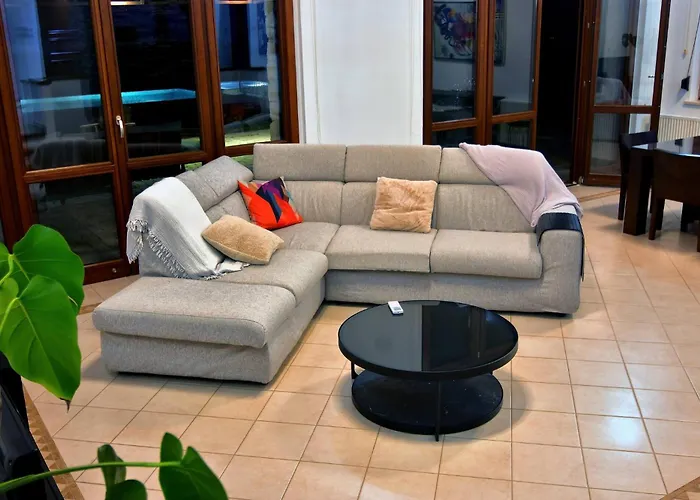 Vila Incredible Large In Paphos Sleeps 14 Children Pool, Jacuzzi, Huge Garden Polis