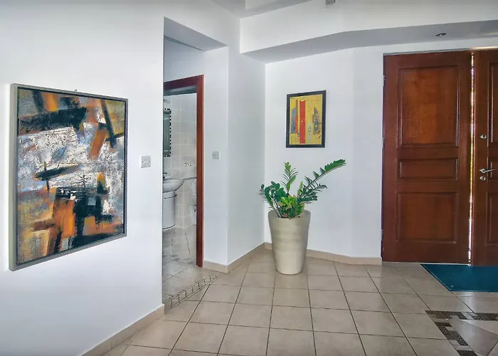 Incredible Large In Paphos Sleeps 14 Children Pool, Jacuzzi, Huge Garden Polis