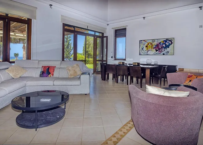 Incredible Large In Paphos Sleeps 14 Children Pool, Jacuzzi, Huge Garden * Polis