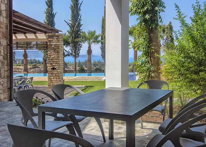 Vila Incredible Large In Paphos Sleeps 14 Children Pool, Jacuzzi, Huge Garden